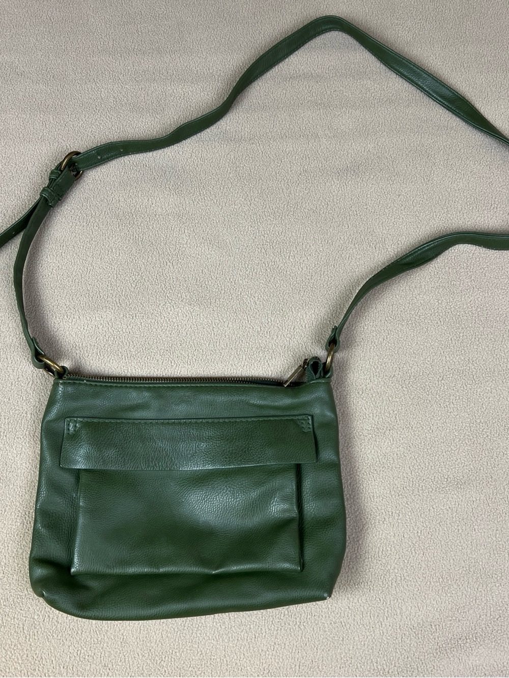 Univeral Thread Handbag, Purse. Faux Leather. Green. Zipper Top. 10"